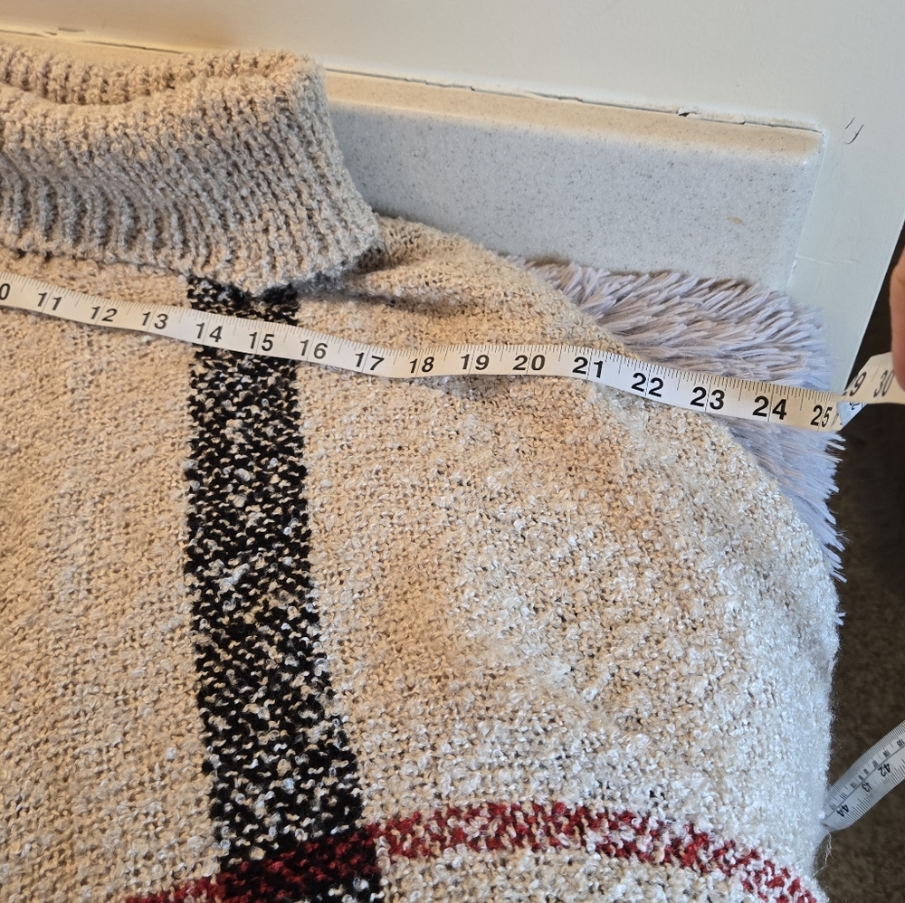 Poncho With Turtle Neck - Picture 8 of 16